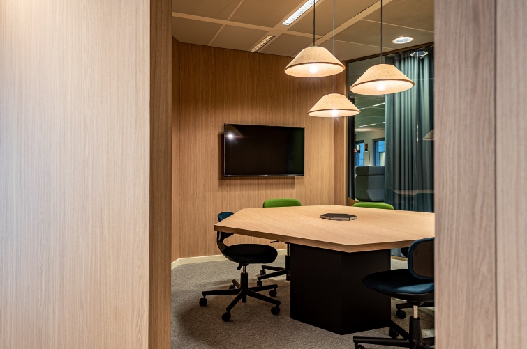 Biofiel design: Onze Master Oak-collectie straalt de warmte en authenticiteit van echt hout uit, met gedetailleerde nerven, diepte en tinten die interieurs tot leven brengen. 